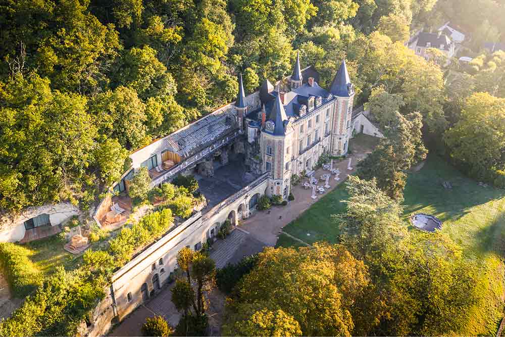 Château de Perreux - une parenthèse rare où la pierre, la nature et le bien-être se rejoignent.