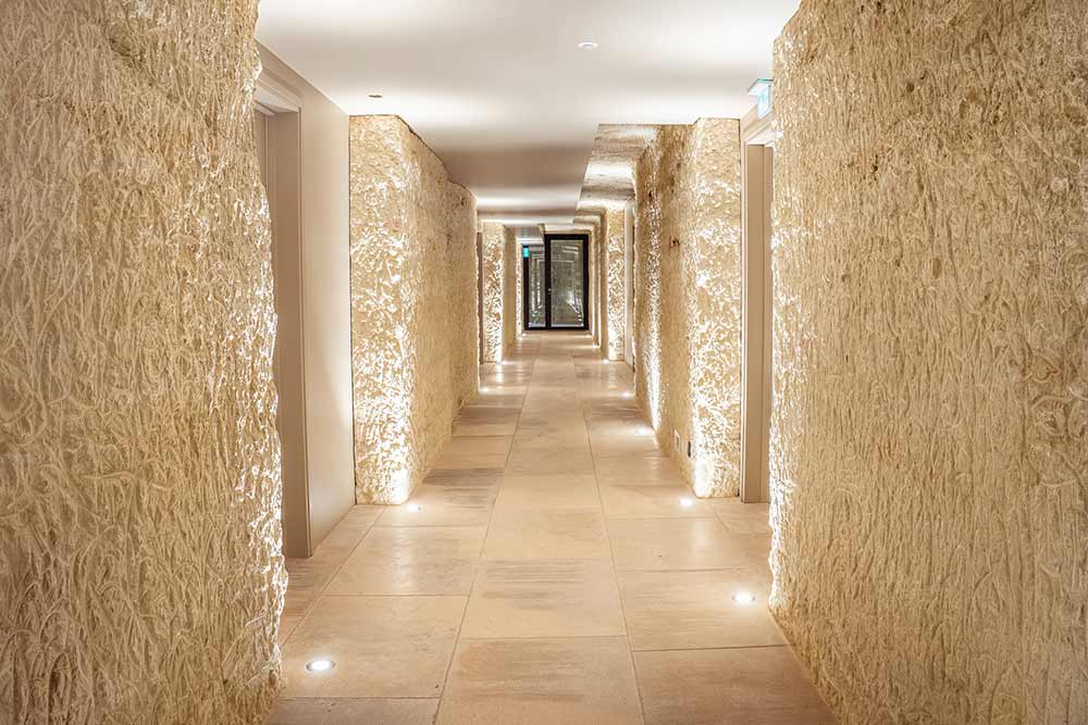 Château de Perreux - le couloir des chambres est tout simplement magnifique.