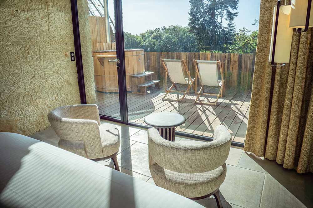 Château de Perreux - La terrasse donne sur la verdure et possède un bainnordique privatif.