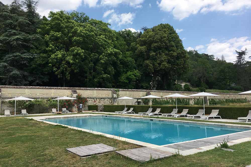 La piscine extérieure chauffée se niche aucoeur du parc.