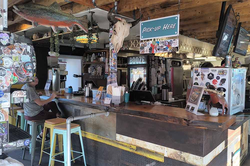 Un bar traditionnel à Golden, un charmant village trouvé en chemin.