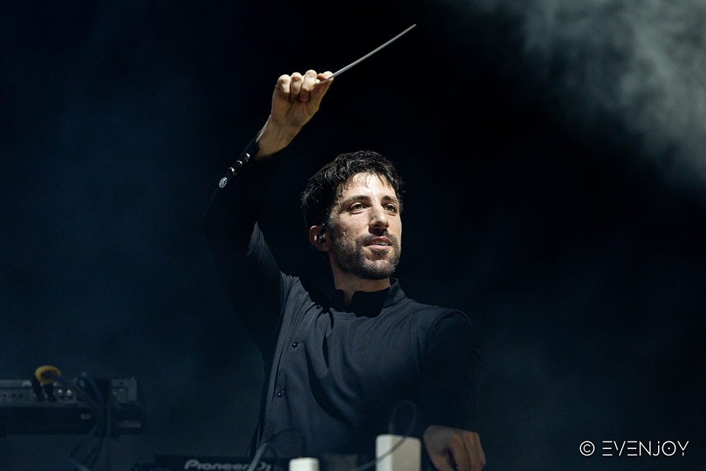 Un dynamic chef d'orchestre.