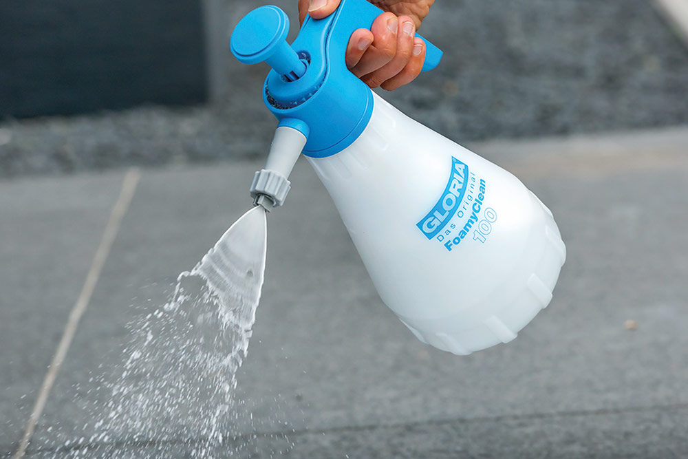 Gloria - Après le brossage, il suffit de rincer avec un pulvérisateur ou un jet d'eau.