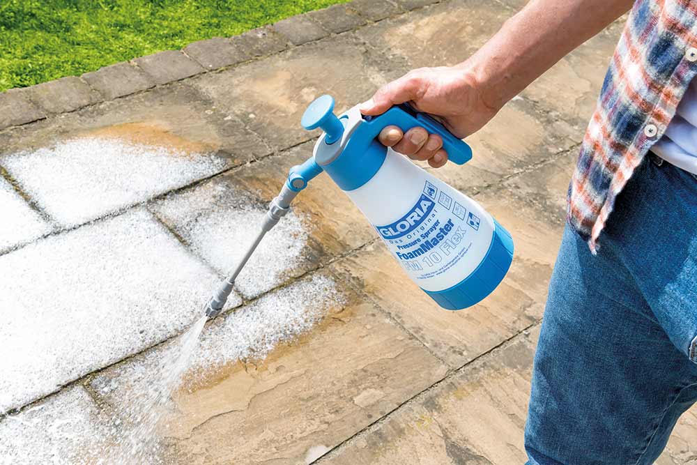 Gloria - Projeter de la mousse pour nettoyer avec la brosse.