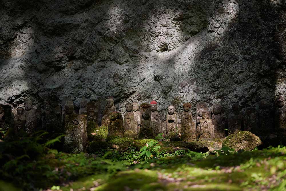 Japon - Une grotte avec des personnages étonnants.
