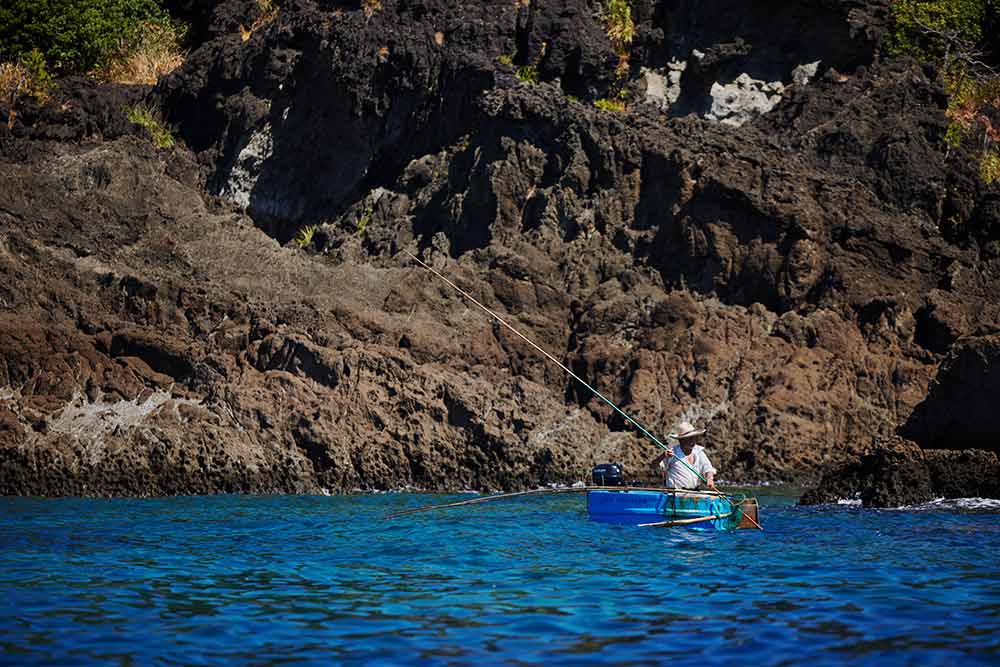 Japon - Un pêcheur tranquille dans une crique.
