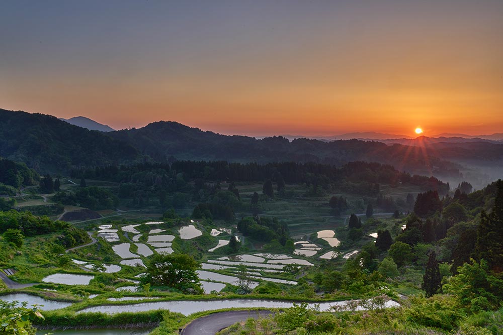 Le ciel devient rouge à la tombée de la nuit.