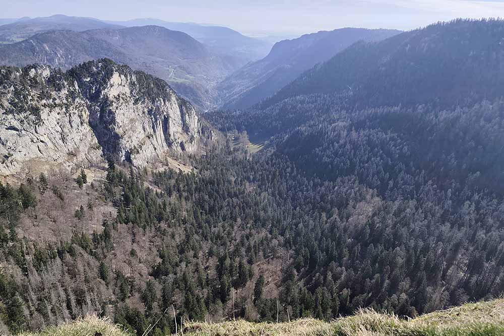 Le Creux du Van plonge dans le Val de Travers.