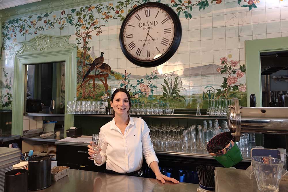 Le Jura Suisse - Le beau décor de la brasserie Cardinal à Neuchâtel.