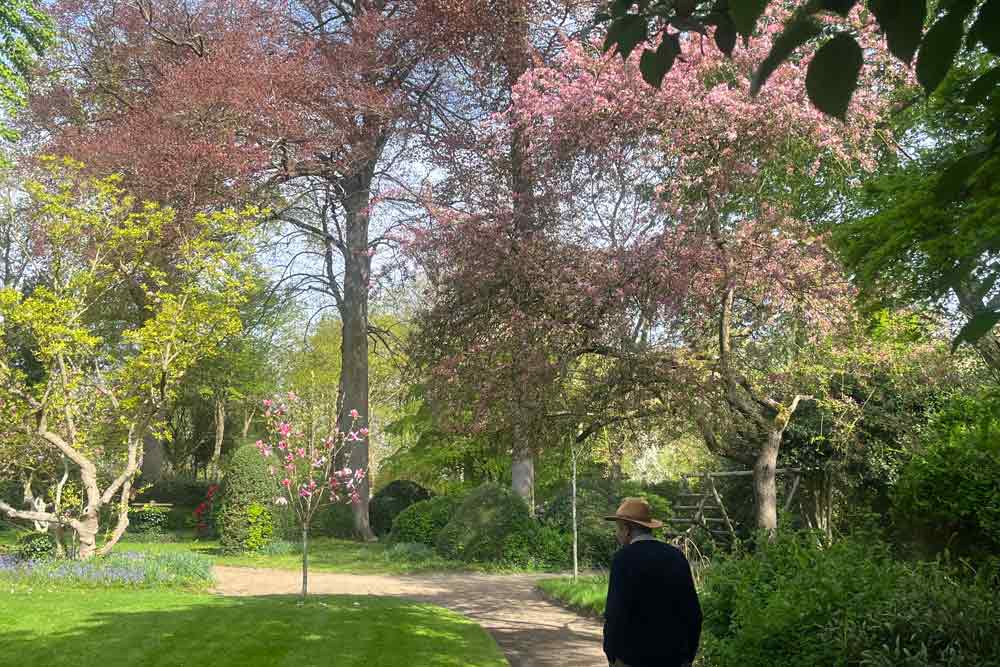 Palick van Hövell dans son jardin