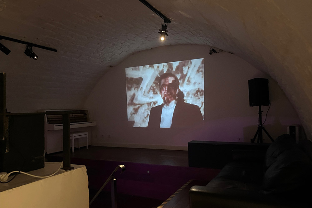  Séance de cinéma dans l'exposition 100 œuvres pour 100 ans de Maurice Lemaître