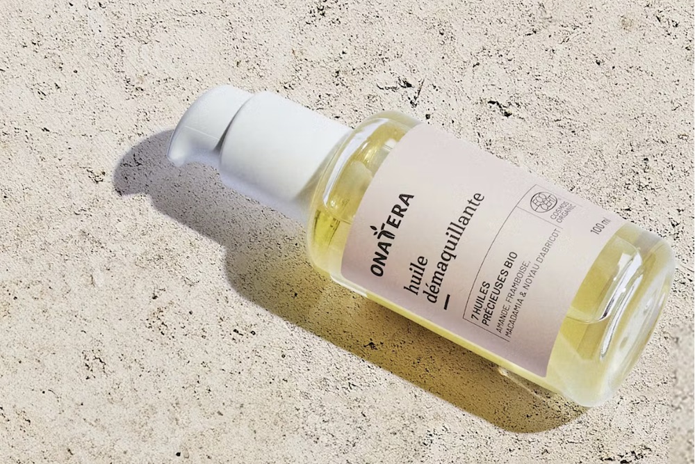 L’Huile démaquillante Onatera se distingue par son efficacité sur le maquillage, même waterproof, tout en préservant l’équilibre naturel de la peau.