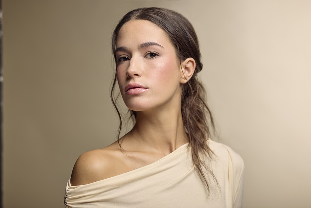 Sourcils, cils, pommettes et lèvres sont maquillés à la perfection...