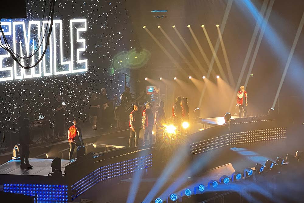 Les artistes sont annoncés sur l'écran.