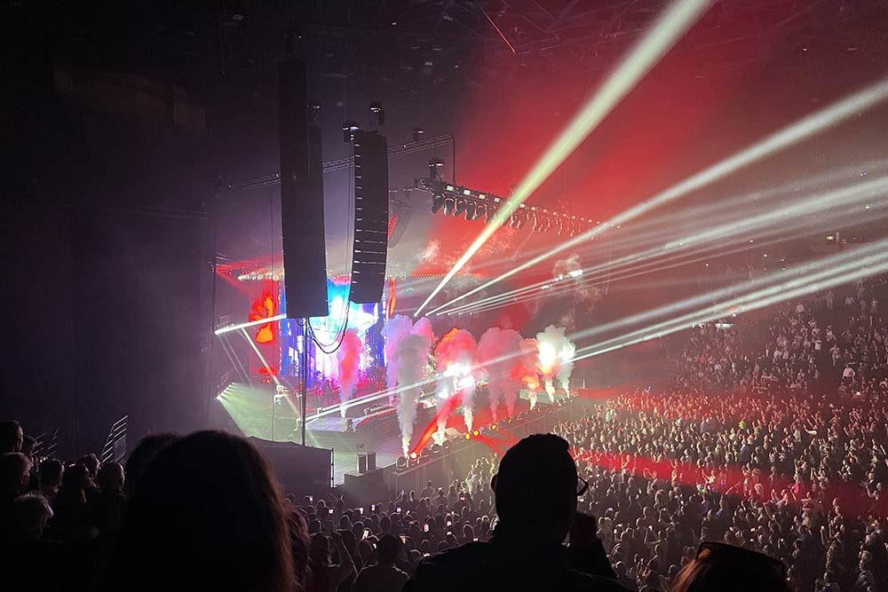 Les musiciens se mettent en place derrière des volutes de fumée colorée.