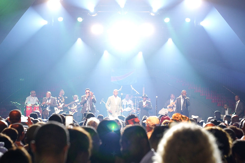 Zaïko, maitre des sébènes, parties instrumentales des chansons qui soudain accélèrent vers la transe, laissant la place aux motifs des guitares électriques.