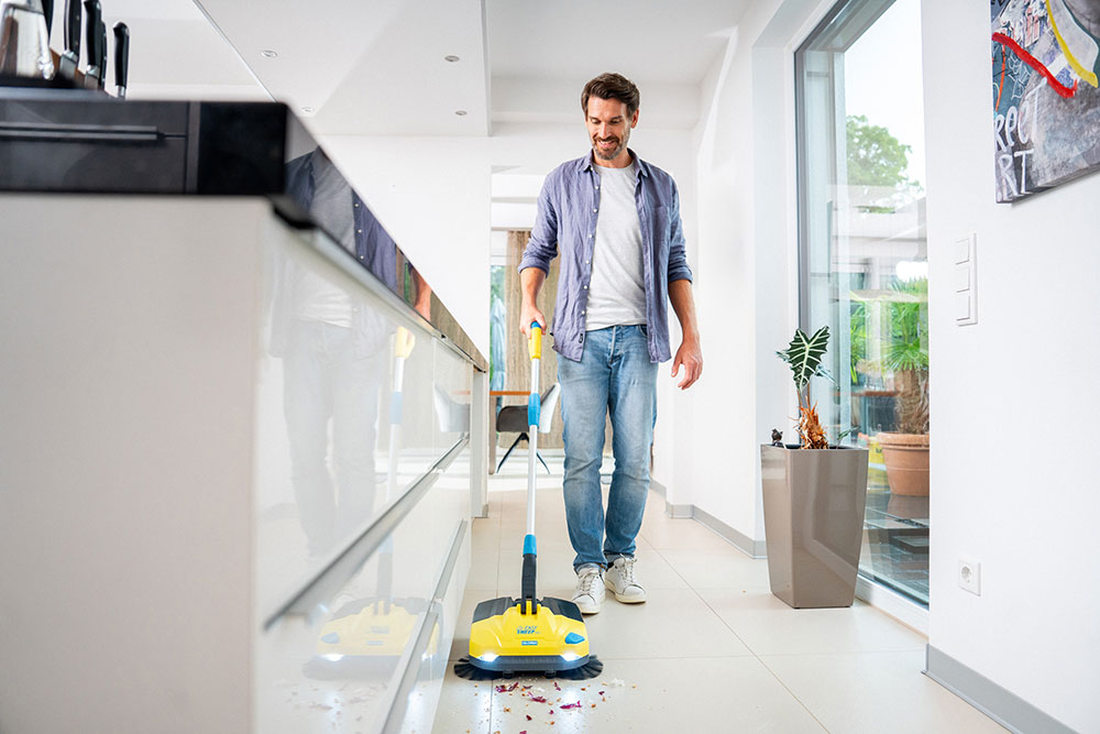 EasySweep 18V - Une balayeuse sans fil compacte, légère (3.1 kg) et maniable, adaptée aussi bien à l’intérieur qu’à l’extérieur.