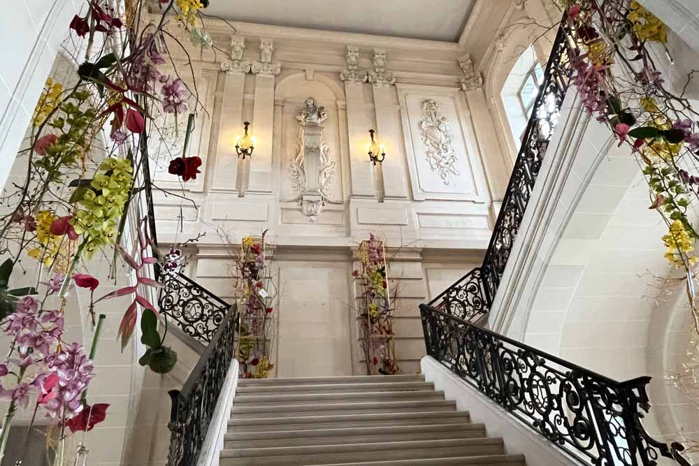 Escalier d’honneur du château orné d’amaryllis (Beloeil, expo 2026)
