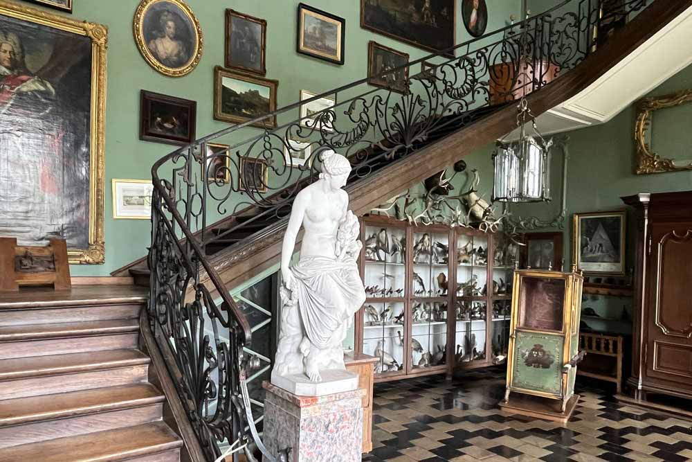 Château - Grand escalier et vestibule (château d’Attre)