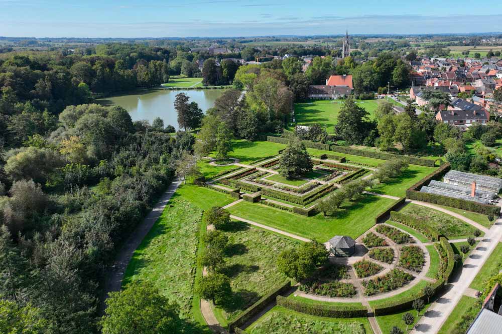 Château - Vue aérienne du parc d’Enghien; en demi-cercle le jardin des Dahlias