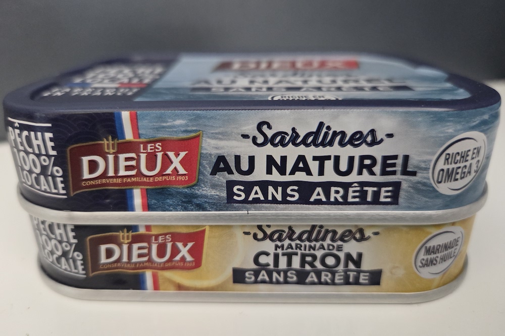 La marque vendéenne de conserves de poisson Les Dieux propose une gamme de sardines sans arête pêchées et préparées en France.