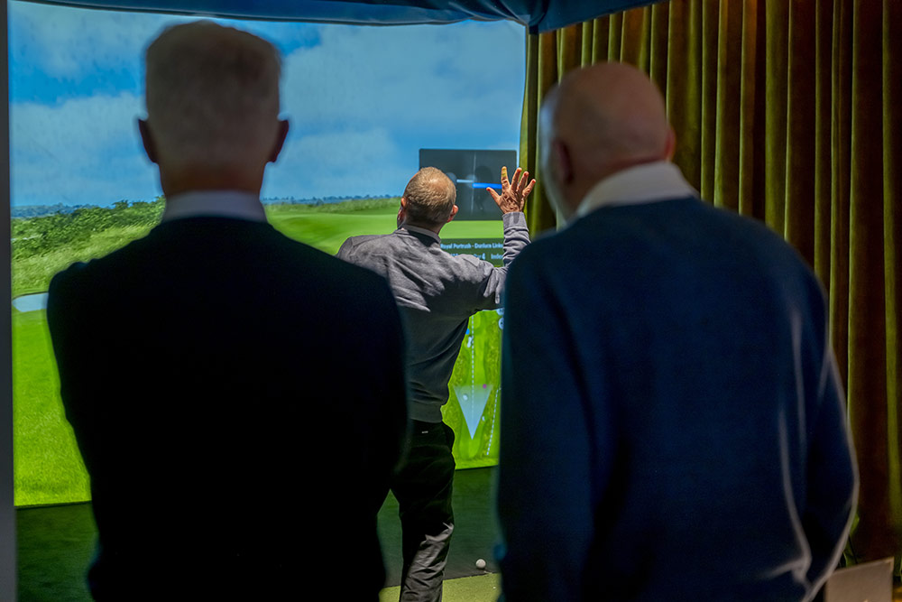 Pitch Dublin - Un joue et les autres observent.