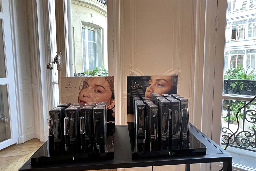 RevitaLash Cosmetics - des produits magiques pour la beauté des cils et des sourcils.