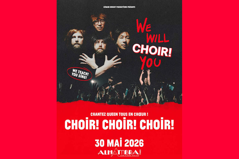 Les spectateurs chantent en coeur.