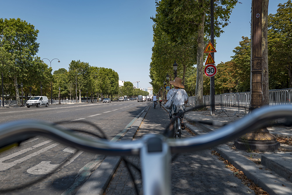 Starway Touring GT -  La montée vers l’Arc de Triomphe sur les Champs Élysées s’avère facile et agréable…©Caroline Paux