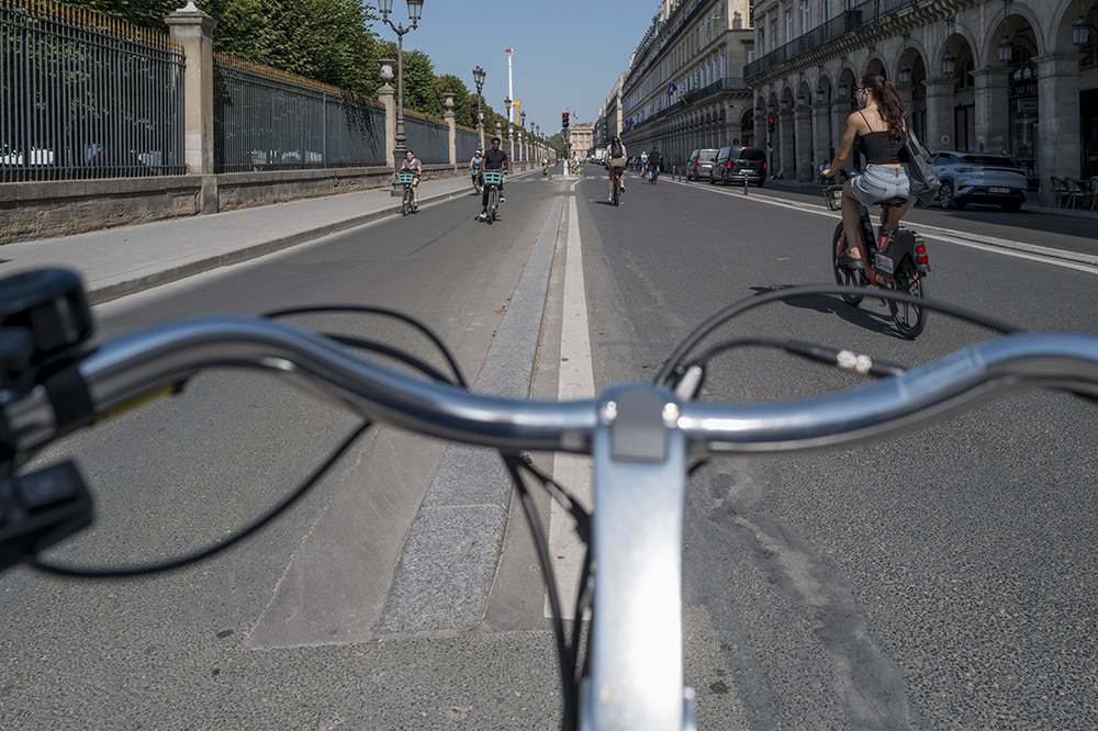 Rue de Rivoli, guidon en main, le Touring GT confirme son tempérament urbain : simple, stable et rassurant au cœur de la circulation parisienne. ©Caroline Paux