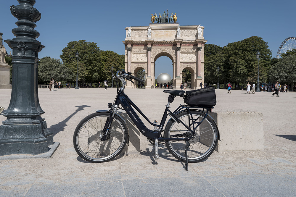 Starway Touring GT - Petite pose devant l’arc de triomphe du Carrousel. Je garde l'oeil ! ©Caroline Paux
