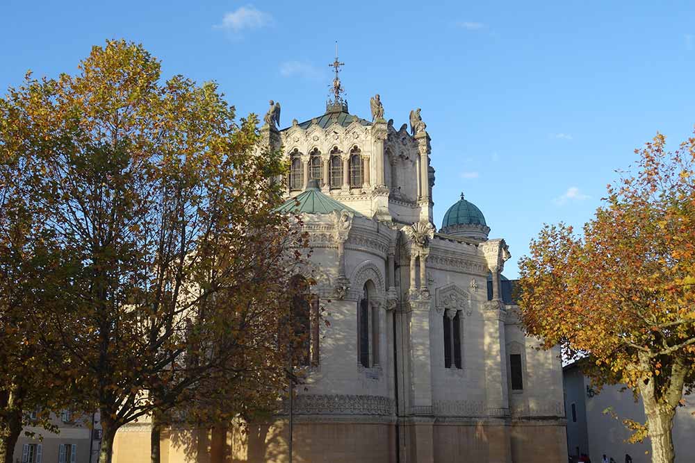 Villes Sanctuaires - Ars, un village du pays dombiste aux mille étangs, avec vue sur les monts du Beaujolais.
