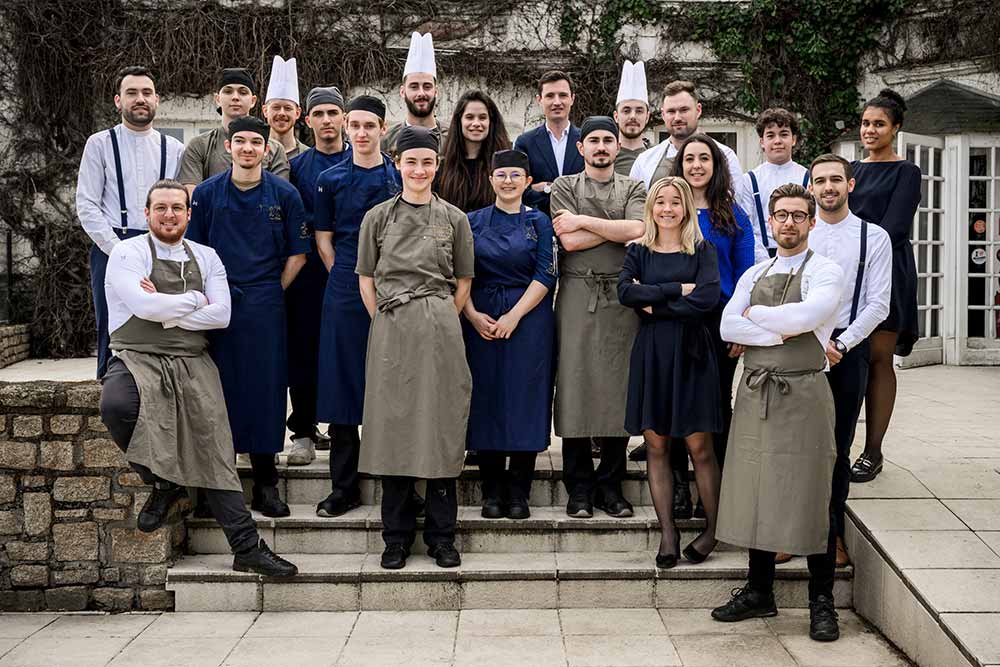 Une brigade au top en cuisine.