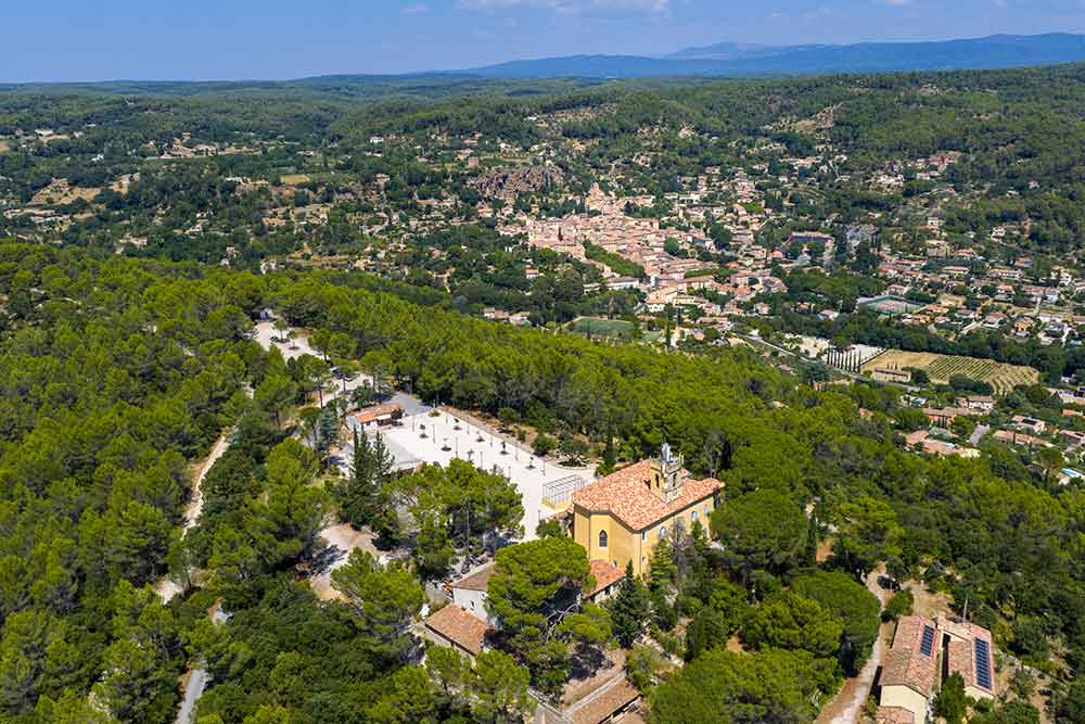 Cotignac, un petit village varois à l’abris d’une impressionnante falaise percée d’habitations troglodytiques.