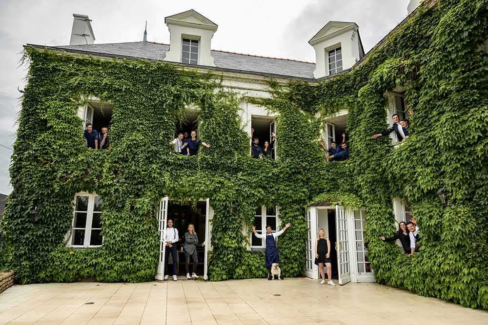 Manoir de la Régate - Les employés aux fenêtres.