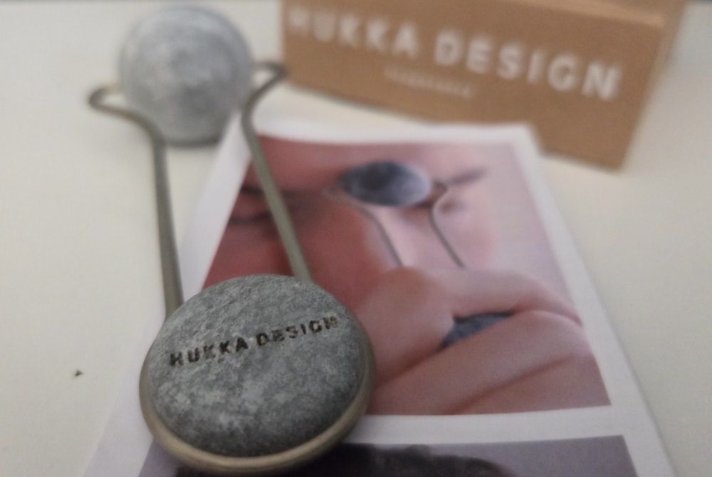 Accessoire incontournable des routines skincare exigeantes, le faceroller Hukka Design conjugue efficacité, bien-être, design et durabilité.