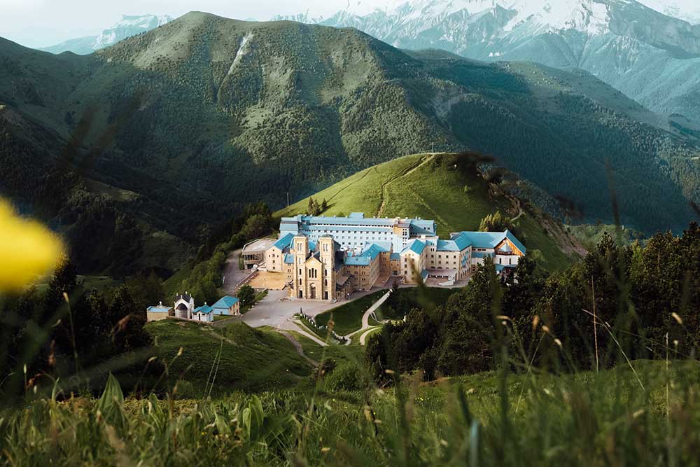 Villes Sanctuaires - A 1800 mètres d’altitude, un sanctuaire, La Salette transmet le message de la Vierge Marie.