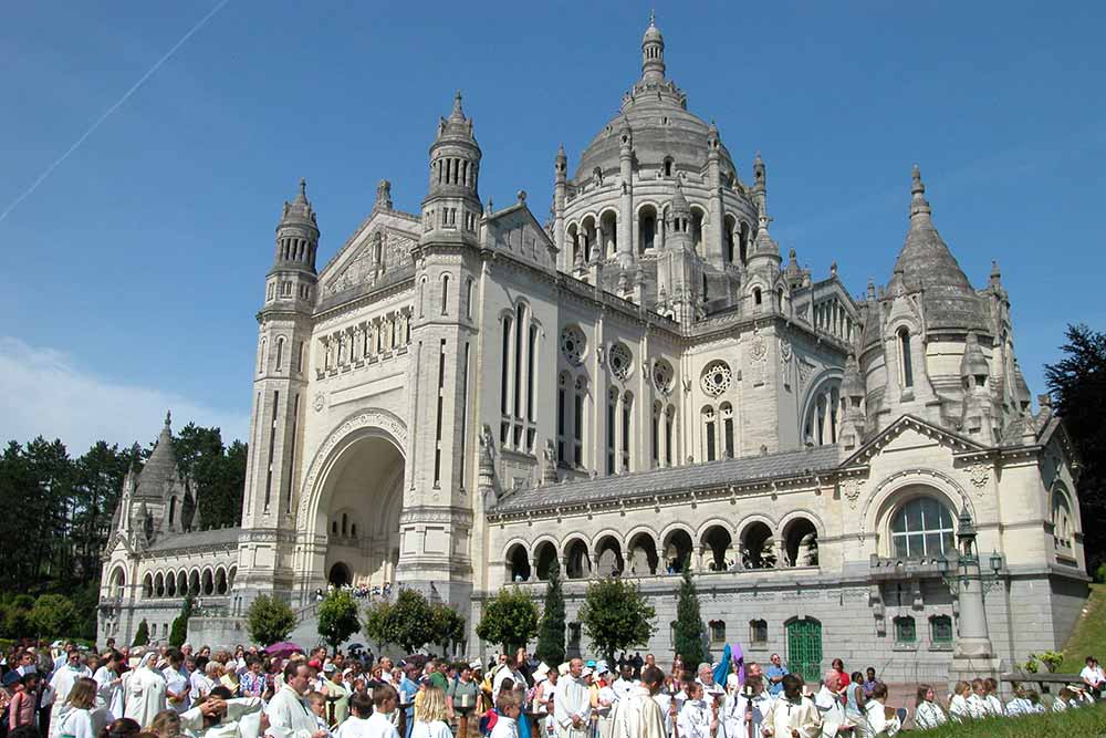 Villes Sanctuaires - Lisieux, ville sanctuaire au cœur du Pays d’Auge en Normandie.