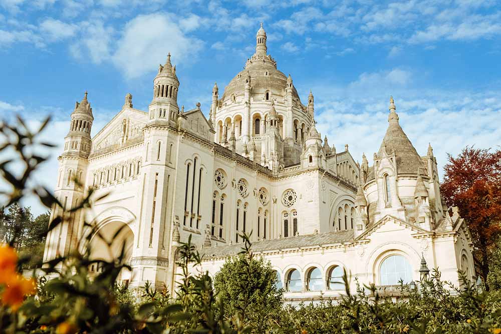 Lisieux, ville sanctuaire au cœur du Pays d’Auge en Normandie.