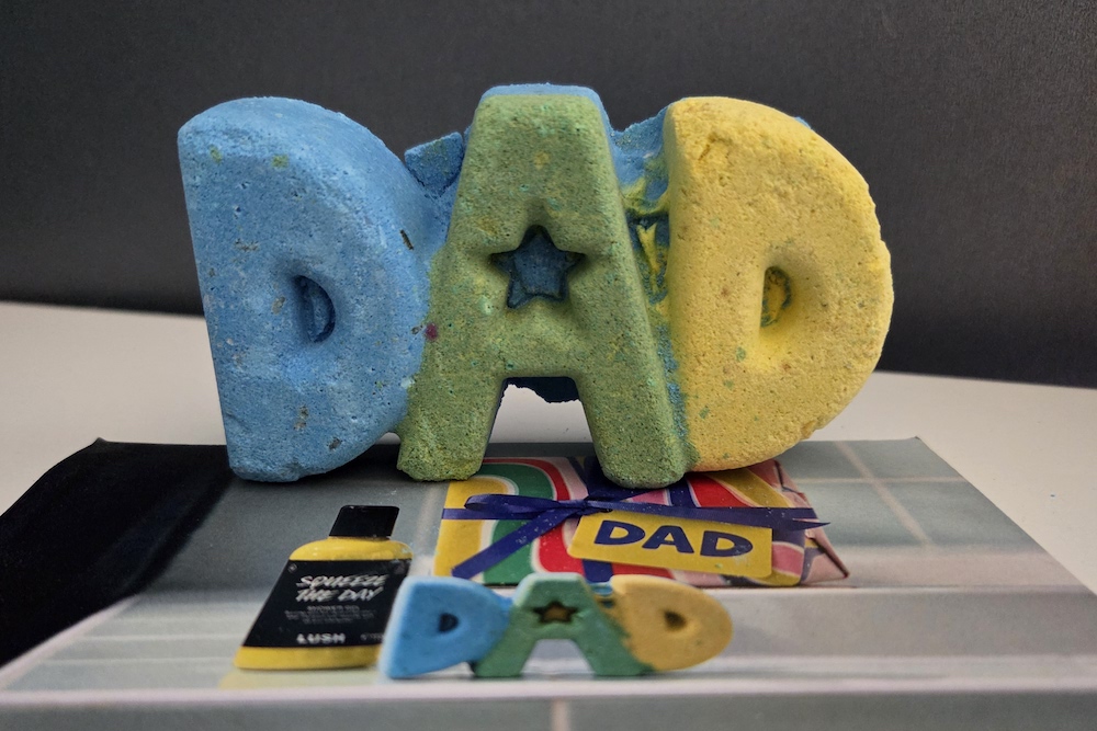Dans l’esprit fun et décalé de la collection Fête des pères, Dad est une bombe de bain colorée et rafraîchissante.