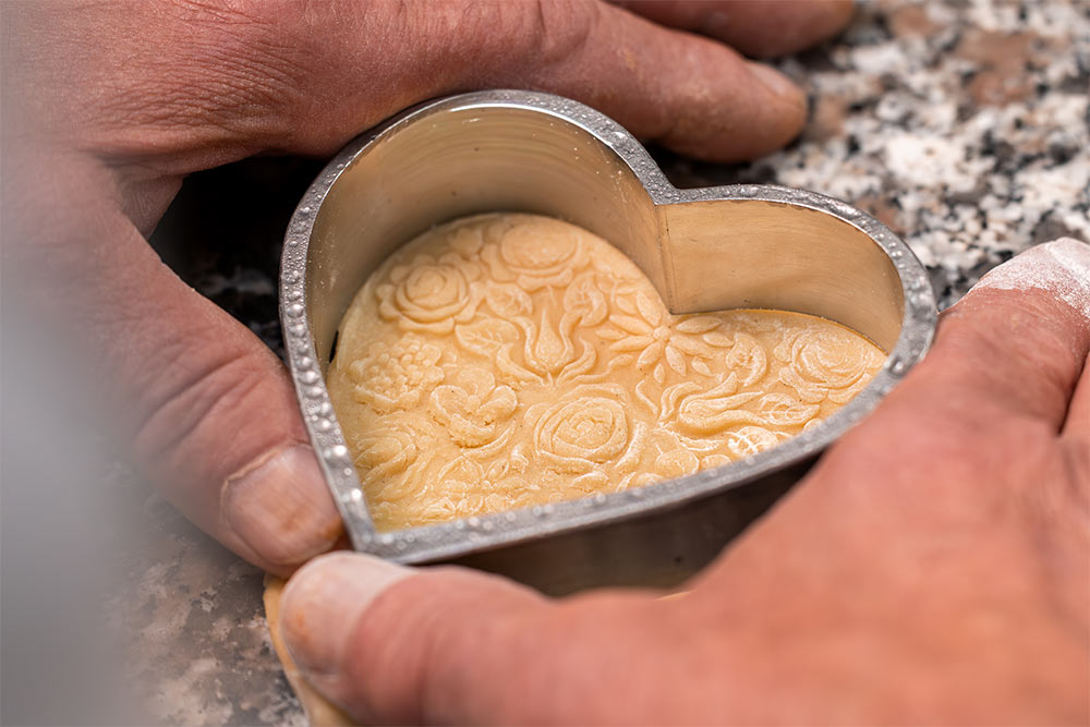 Un savoureux gâteau en forme de coeur.