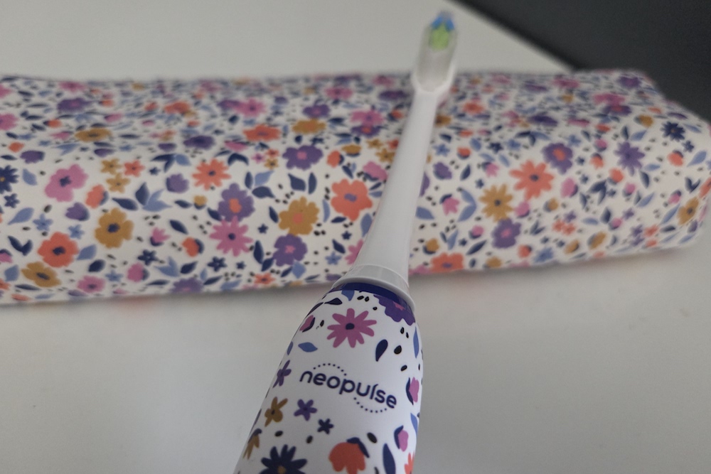 Neosonic, la brosse à dents électrique qui simplifie les vacances.