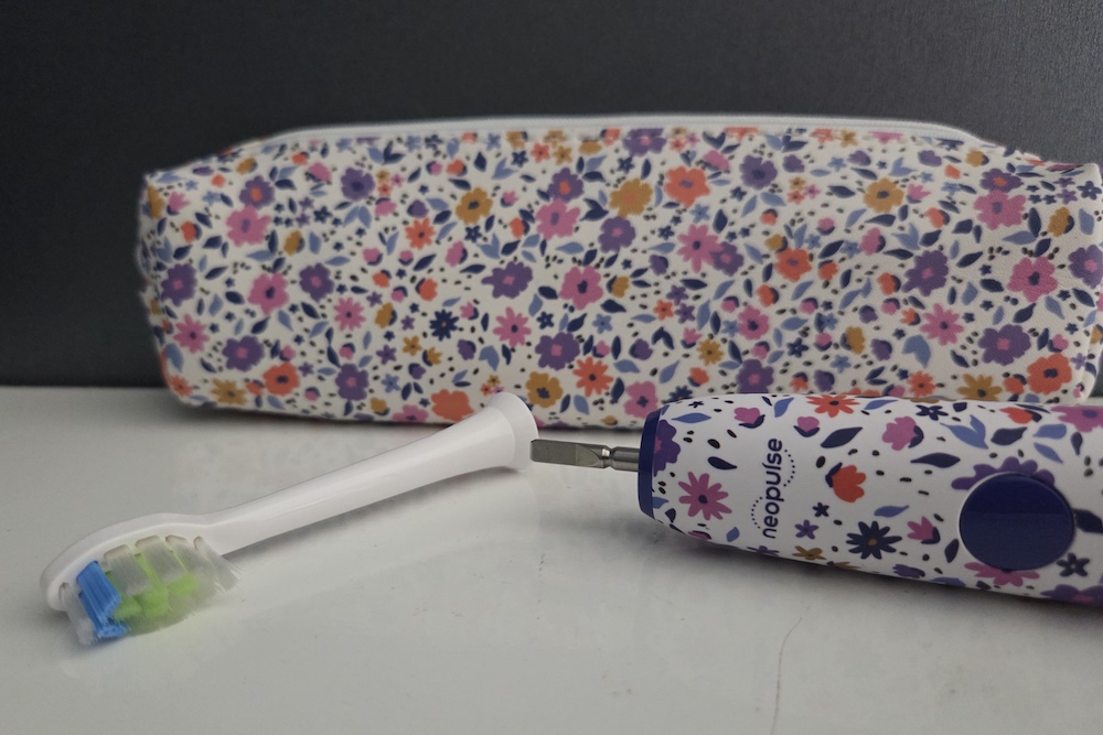 Road-trip, séjour balnéaire ou escapade citadine… La brosse à dents Neosonic réinvente l’hygiène bucco-dentaire nomade.