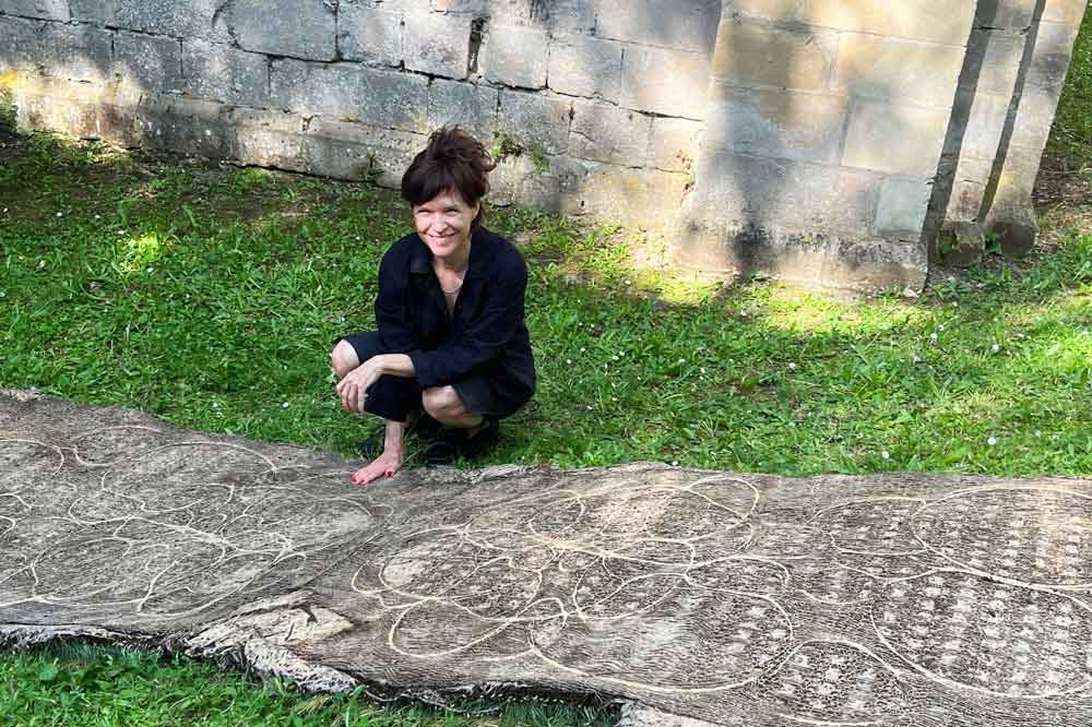 Claude Monet - Diana Scherer devant une sculpture de la série « La lumière dans les filets »