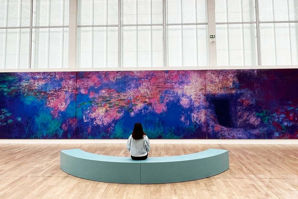 Visiteuse devant Water Lilies, le LEGO d’Ai Weiwei (MUMA, le Havre)