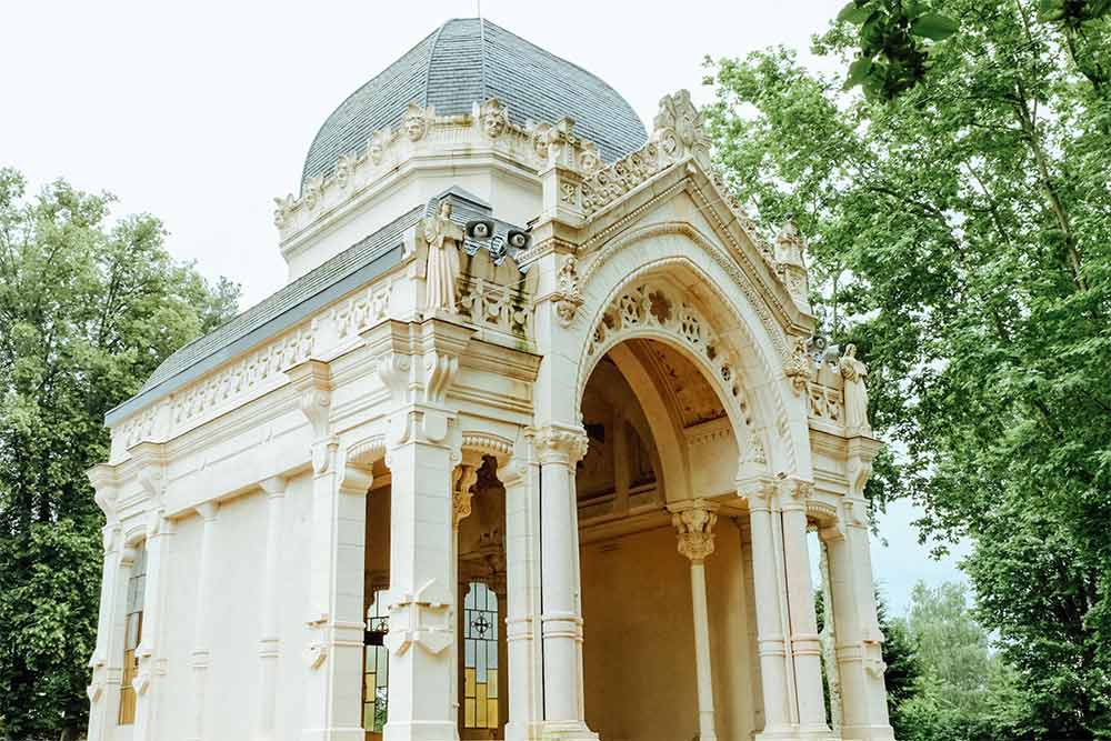 La basilique romane du Sacré-Cœur siège entre la Bourbince et le parc des Chapelains depuis le XIIᵉ siècle.