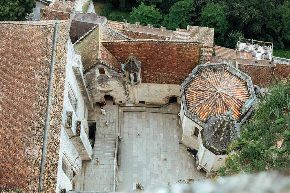 Un village du Moyen Âge, un sanctuaire agrippé à sa falaise, un canyon profond.