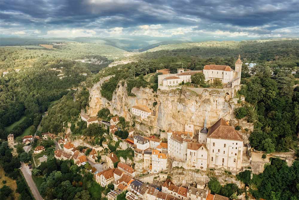Villes Sanctuaires - Un village du Moyen Âge, un sanctuaire agrippé à sa falaise, un canyon profond.