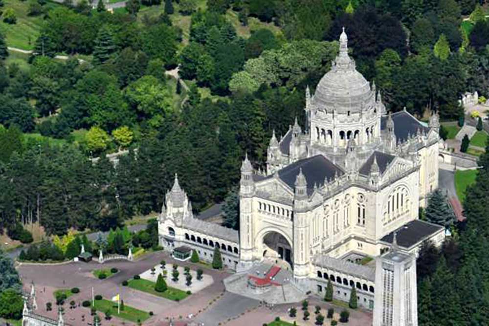Villes Sanctuaires - basilique Sainte-Thérèse de Lilsieux.