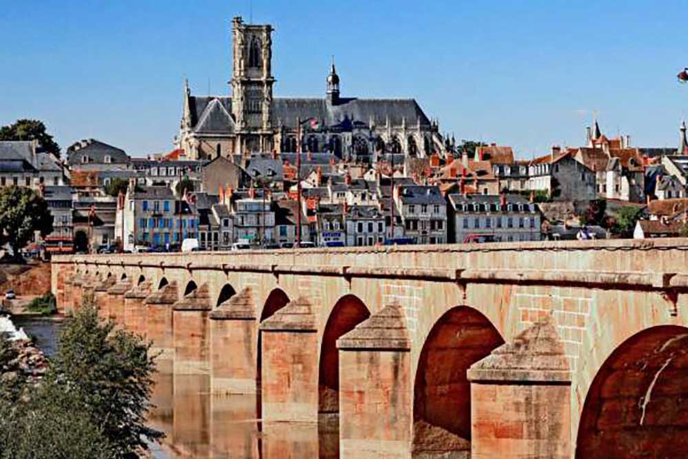 Nevers, en bord de Loire, où vécu Bernadette Soubirous.